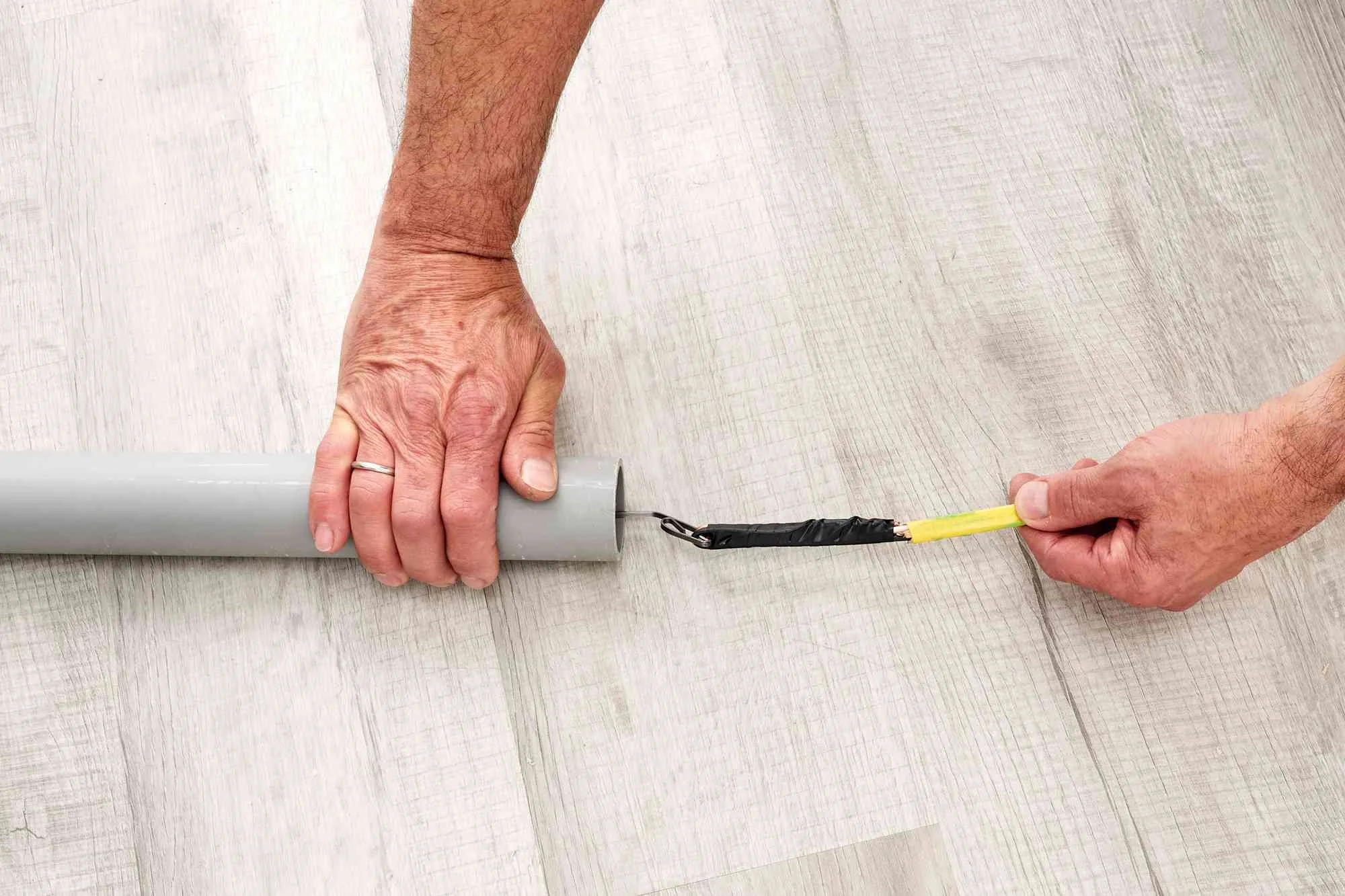 چگونه از گرفتگی لوله برق جلوگیری کنیم؟