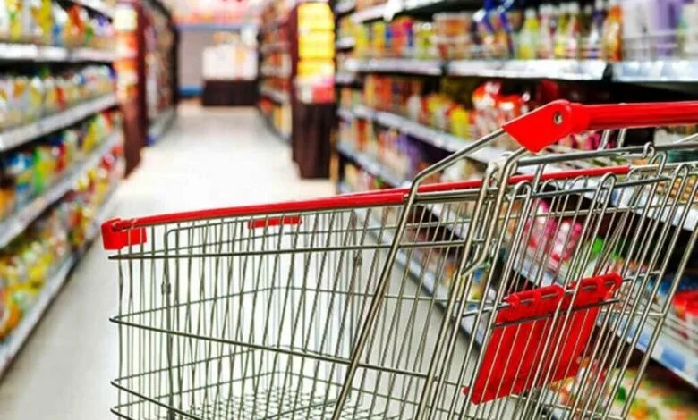 کالاهای اساسی در بازار به وفور یافت می شود؛ زندگی در جریان است