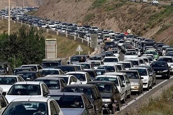 ترافیک نیمهسنگین در محور چالوس و آزادراه کرج – تهران