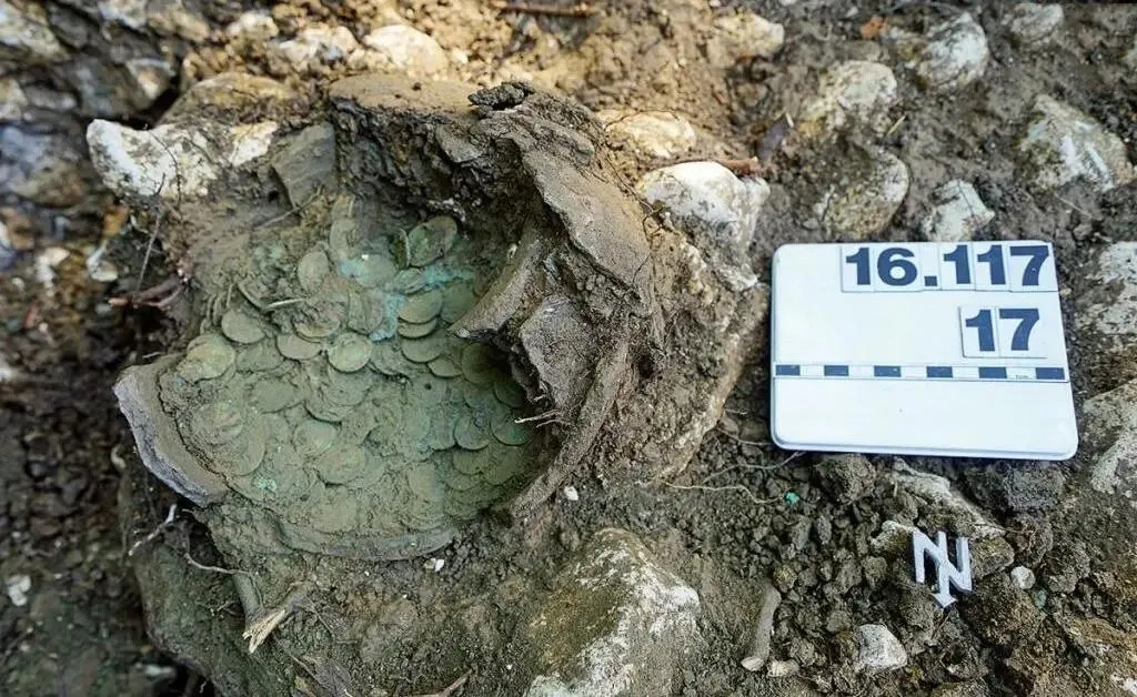 Tens of thousands of Roman coins in three clay jars; French customs